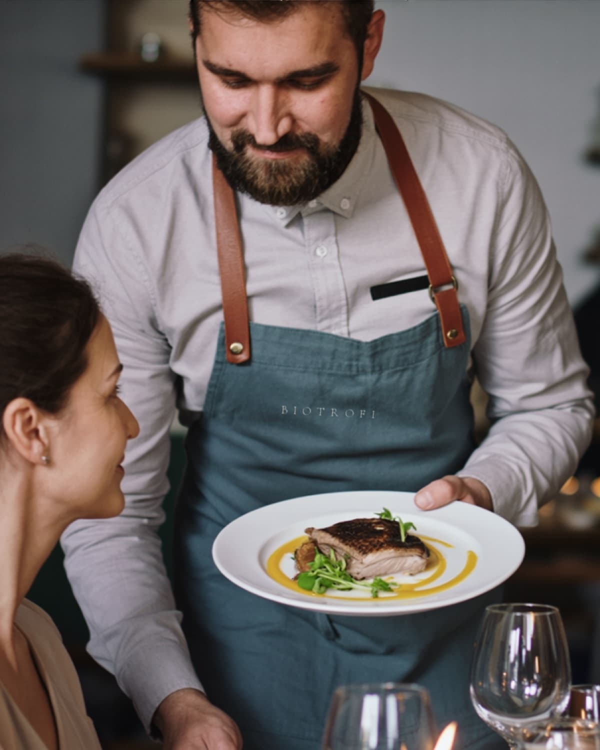 The table eating while your chef pours