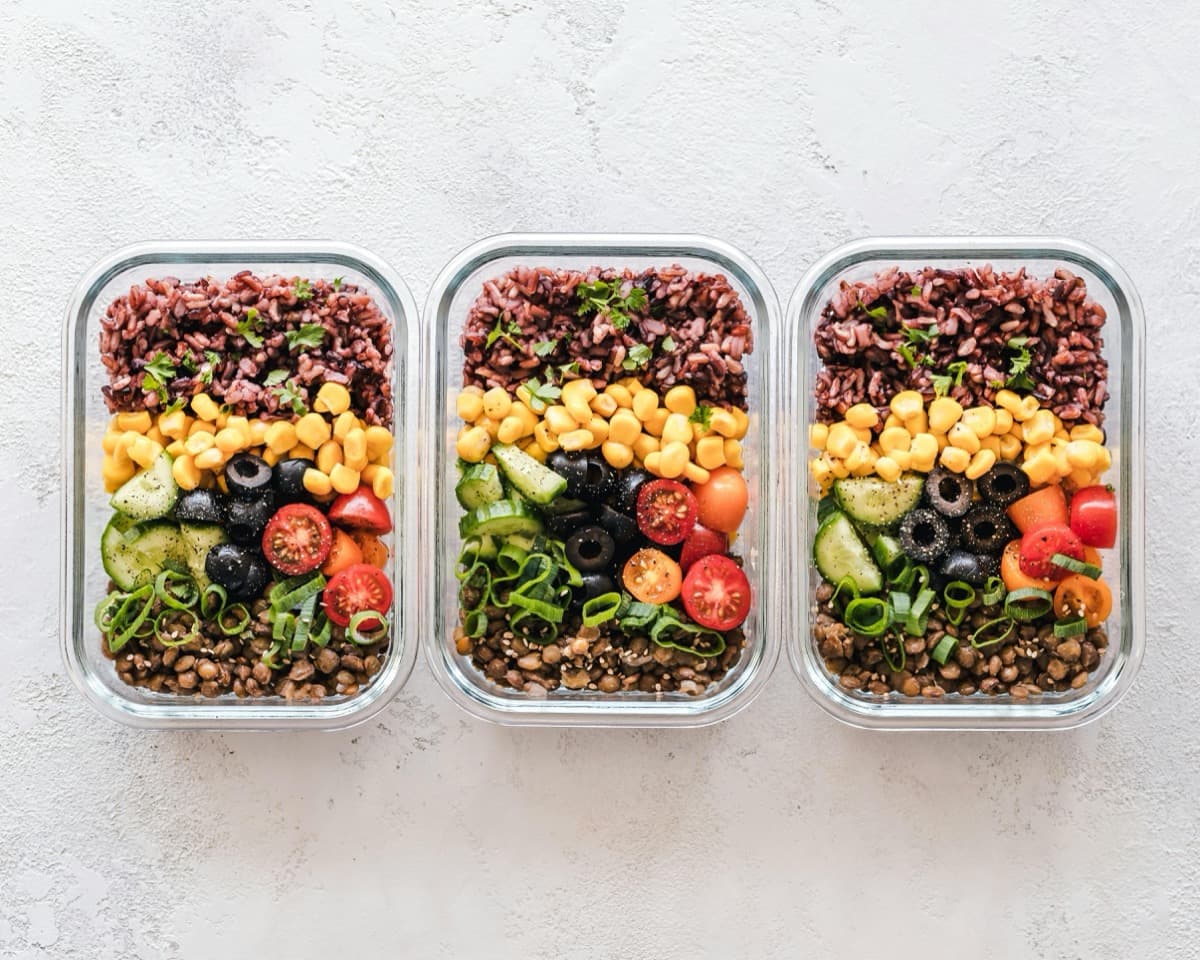 Macro-portioned meals in glass containers